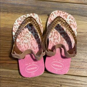 Havaianas leopard pink flip flops size 5C